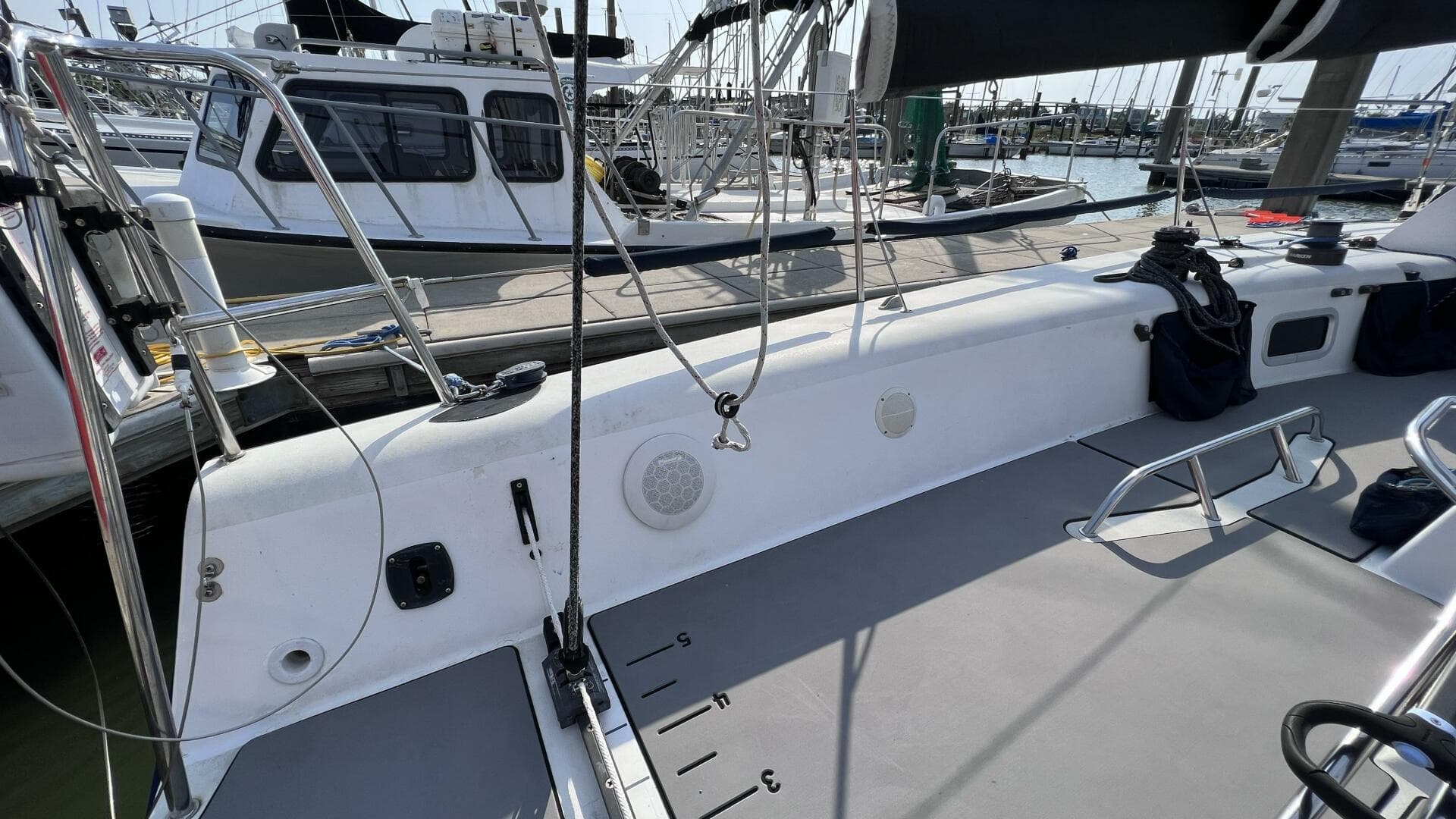 Stern Port / Traveler 