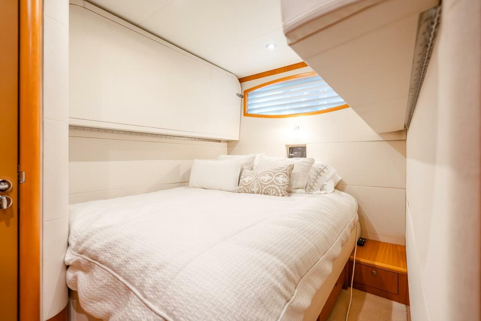 2008 Lazzara Yachts 116