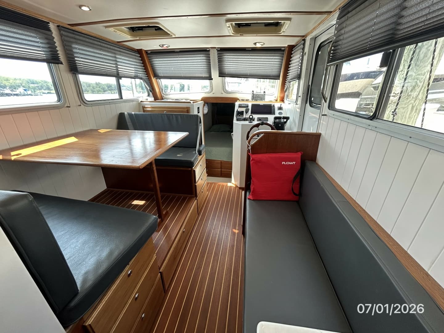 35' Great Harbour salon forward