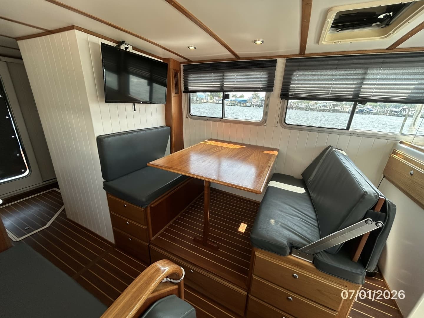 35' Great Harbour salon port
