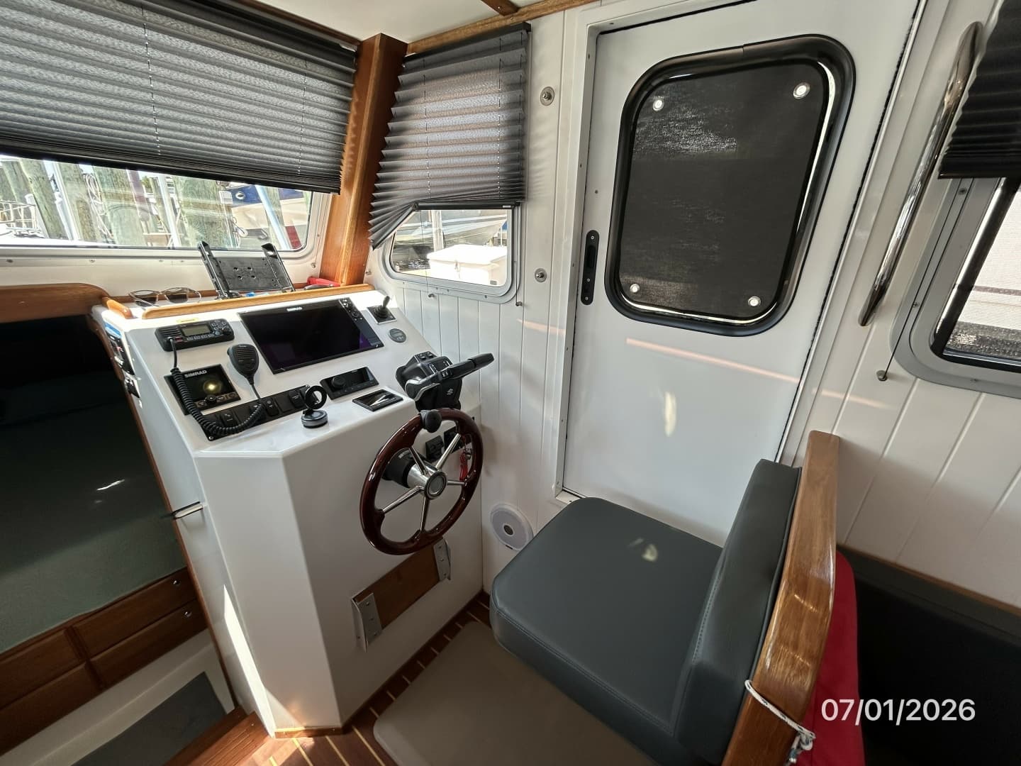 35' Great Harbour helm1