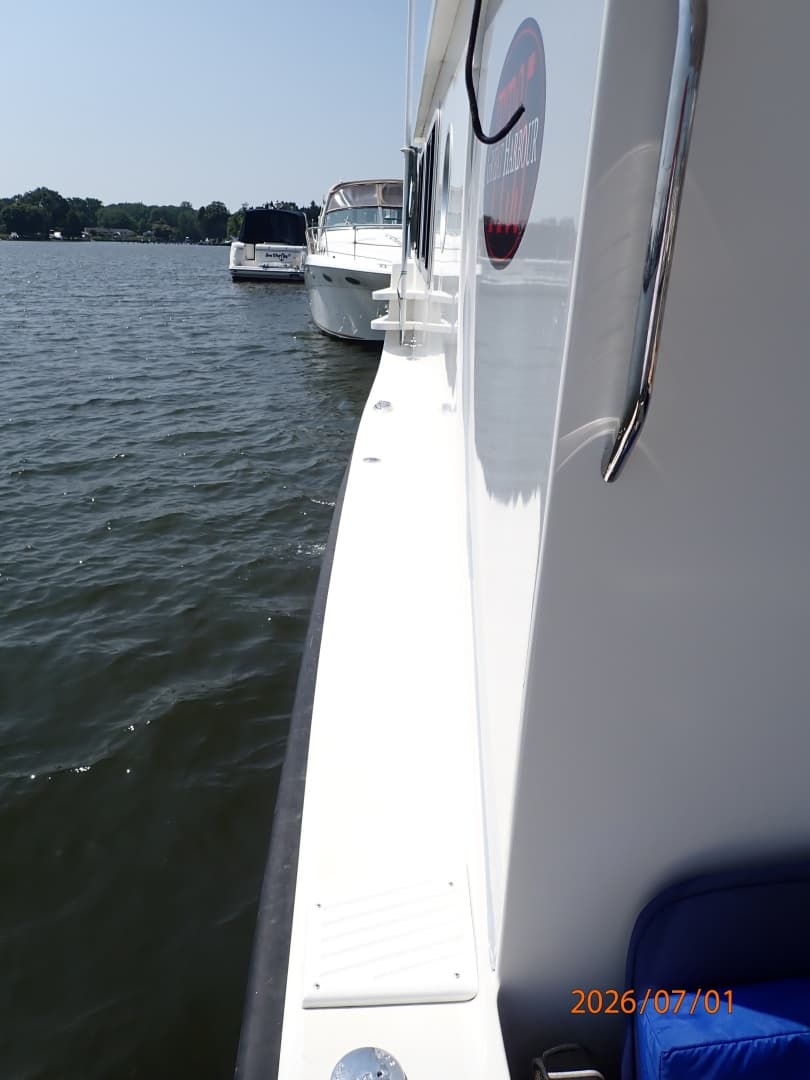35' Great Harbour port side deck2
