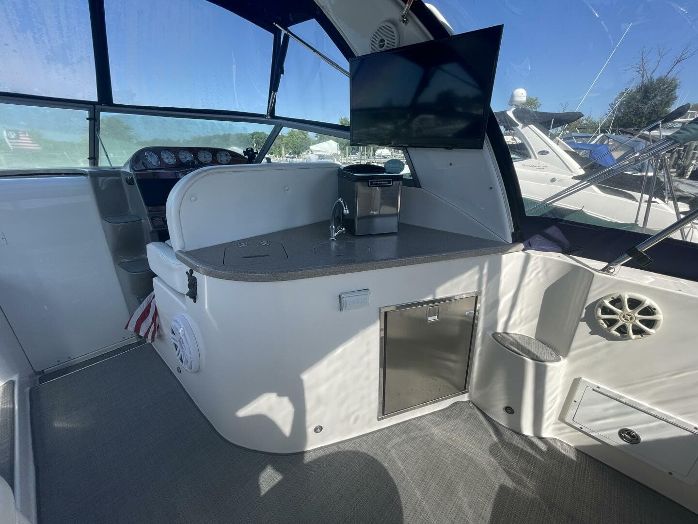 2006 Rinker Express Cruiser