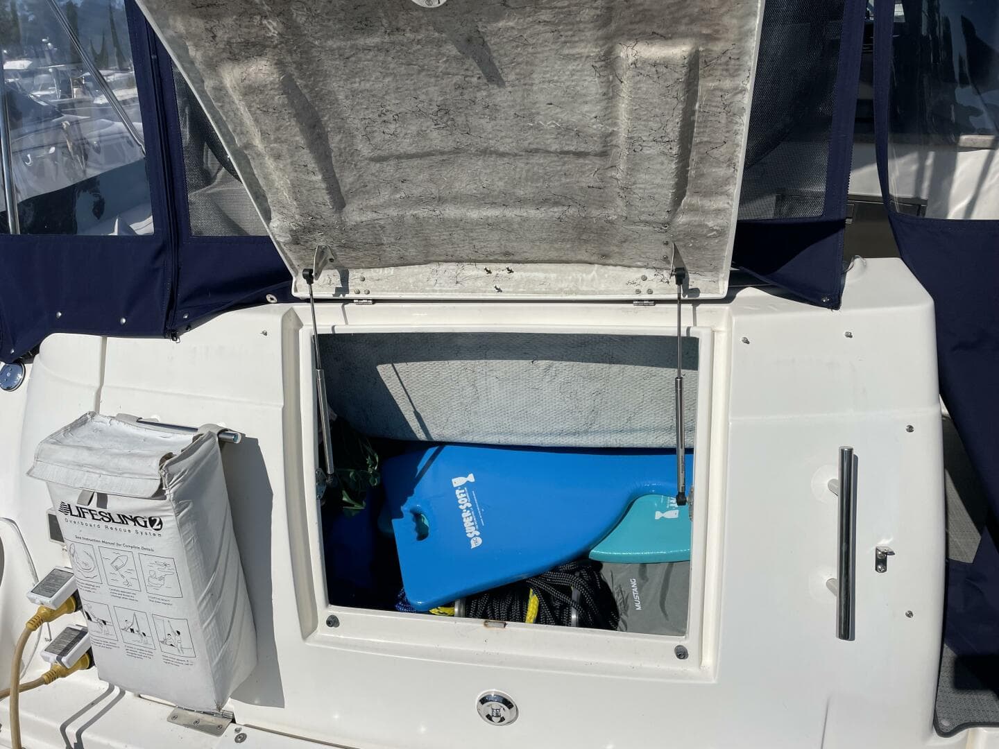 2006 Rinker Express Cruiser