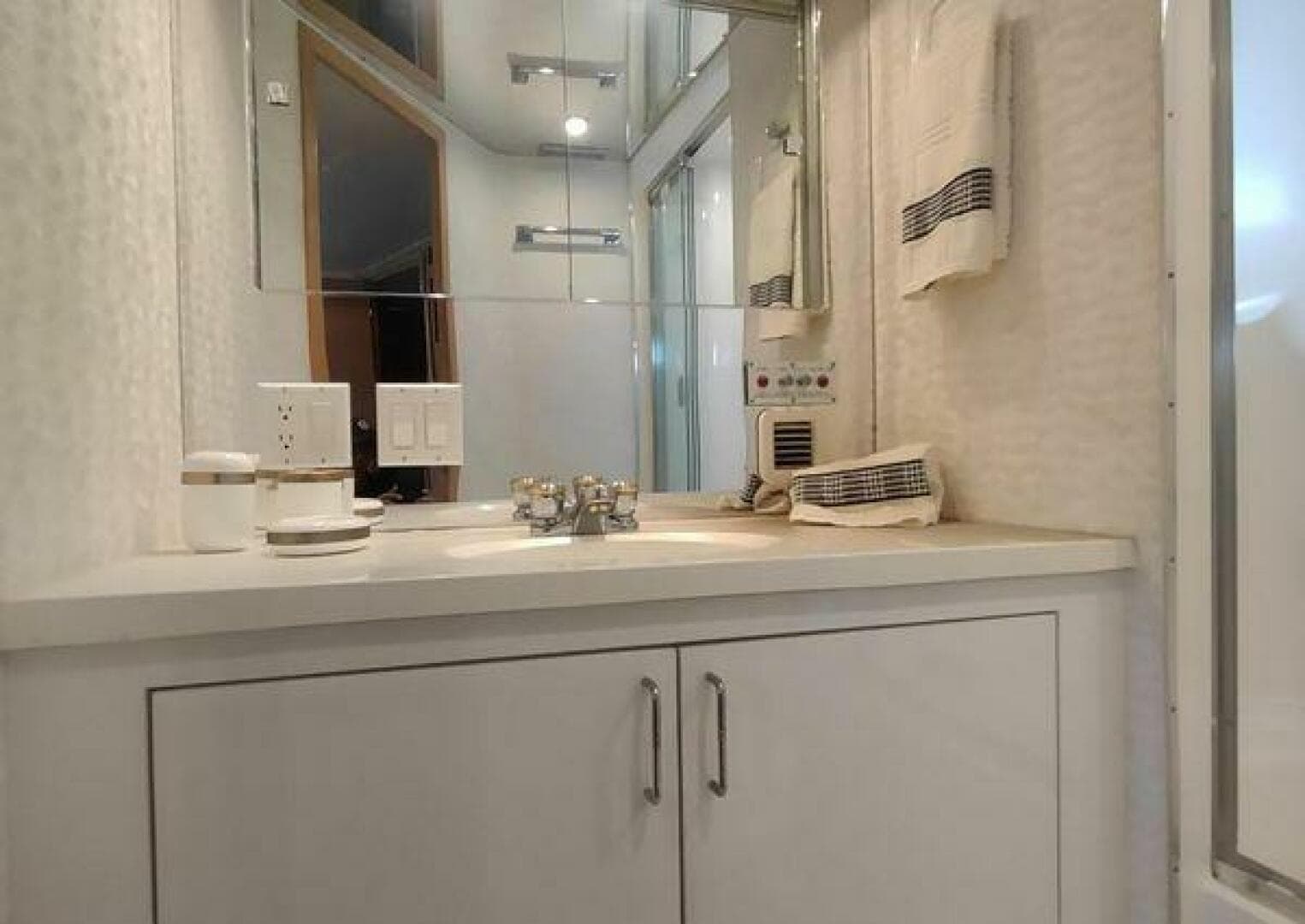 1996 Hatteras 50' Sport Deck