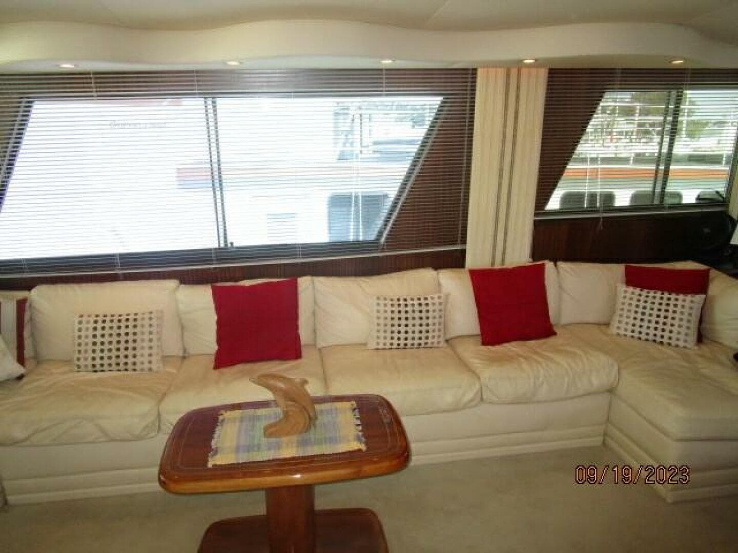 63' Hatteras salon port