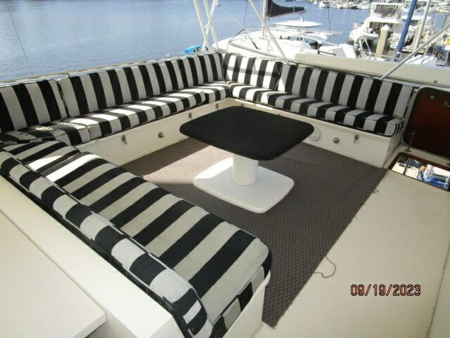 63' Hatteras flybridge seating