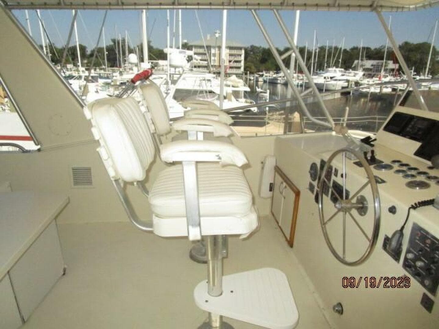 63' Hatteras flybridge port