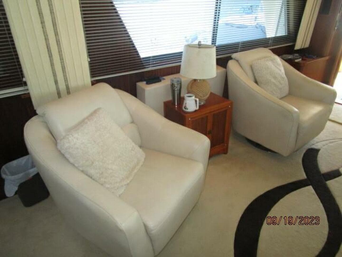 63' Hatteras salon starboard seating