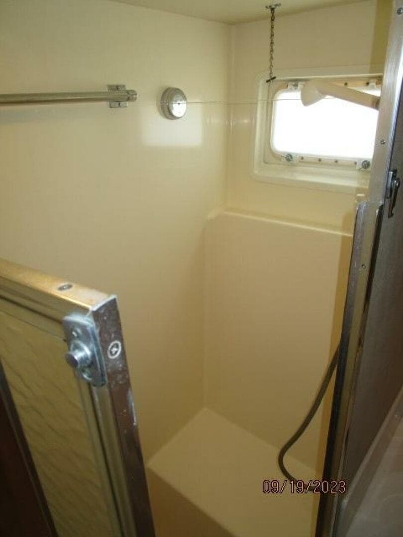 63' Hatteras starboard guest shower