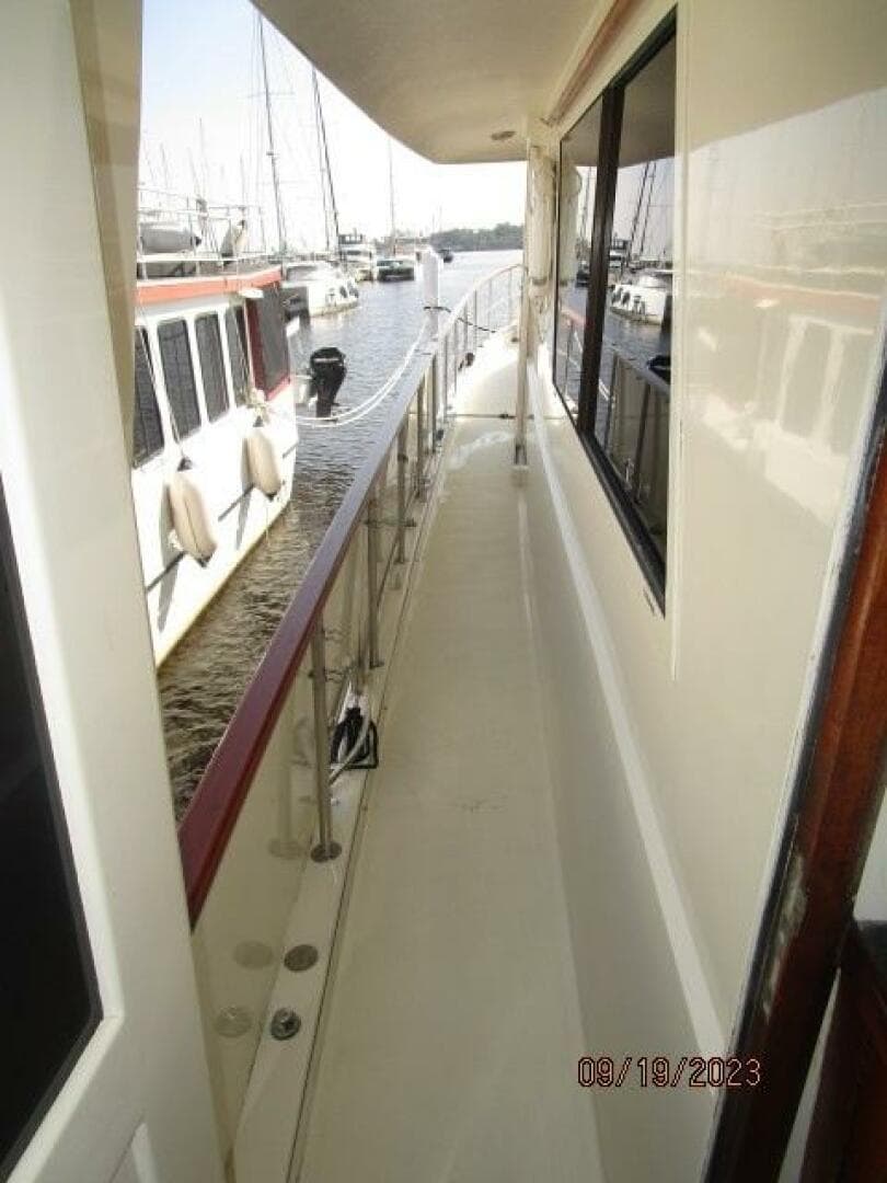63' Hatteras port side deck2