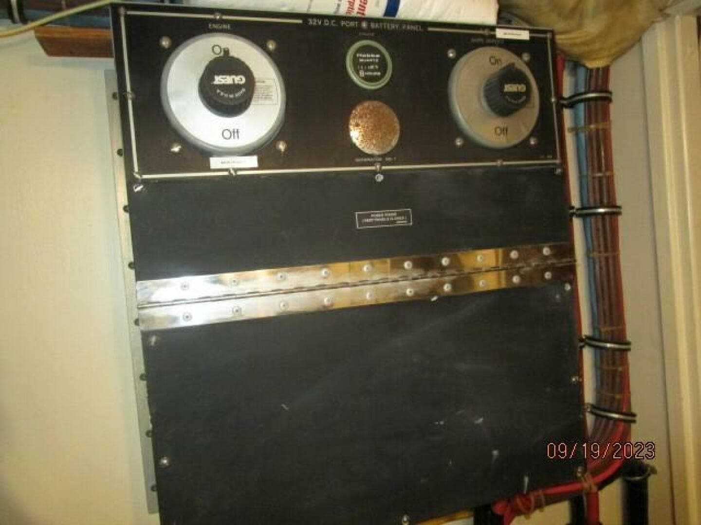 63' Hatteras electrical panel4