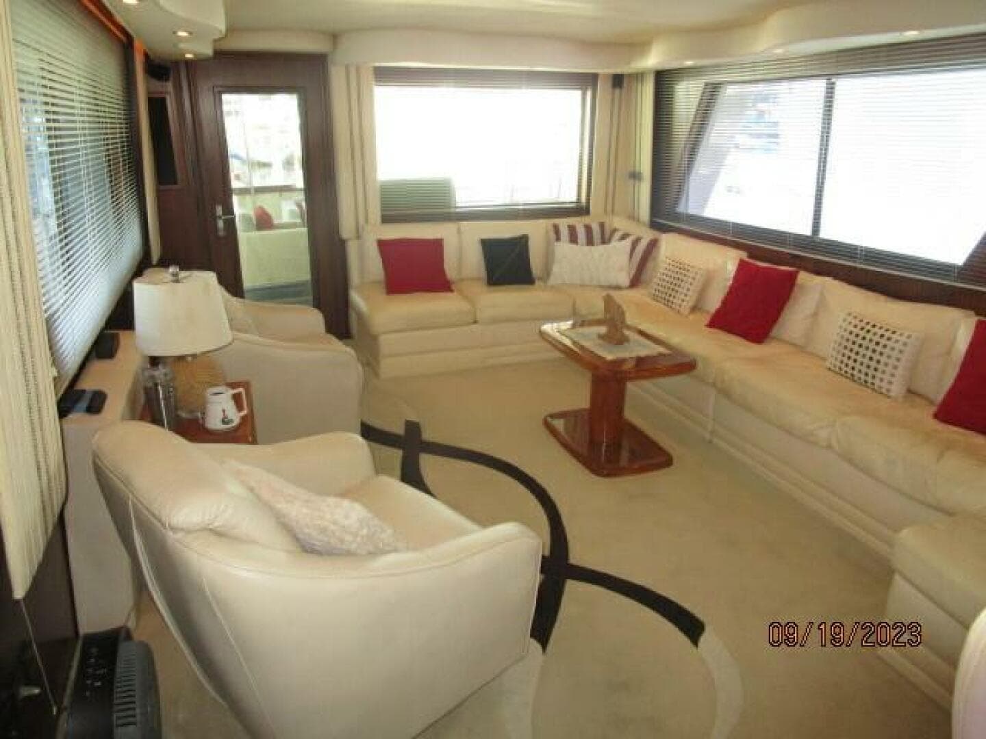 63' Hatteras salon aft1