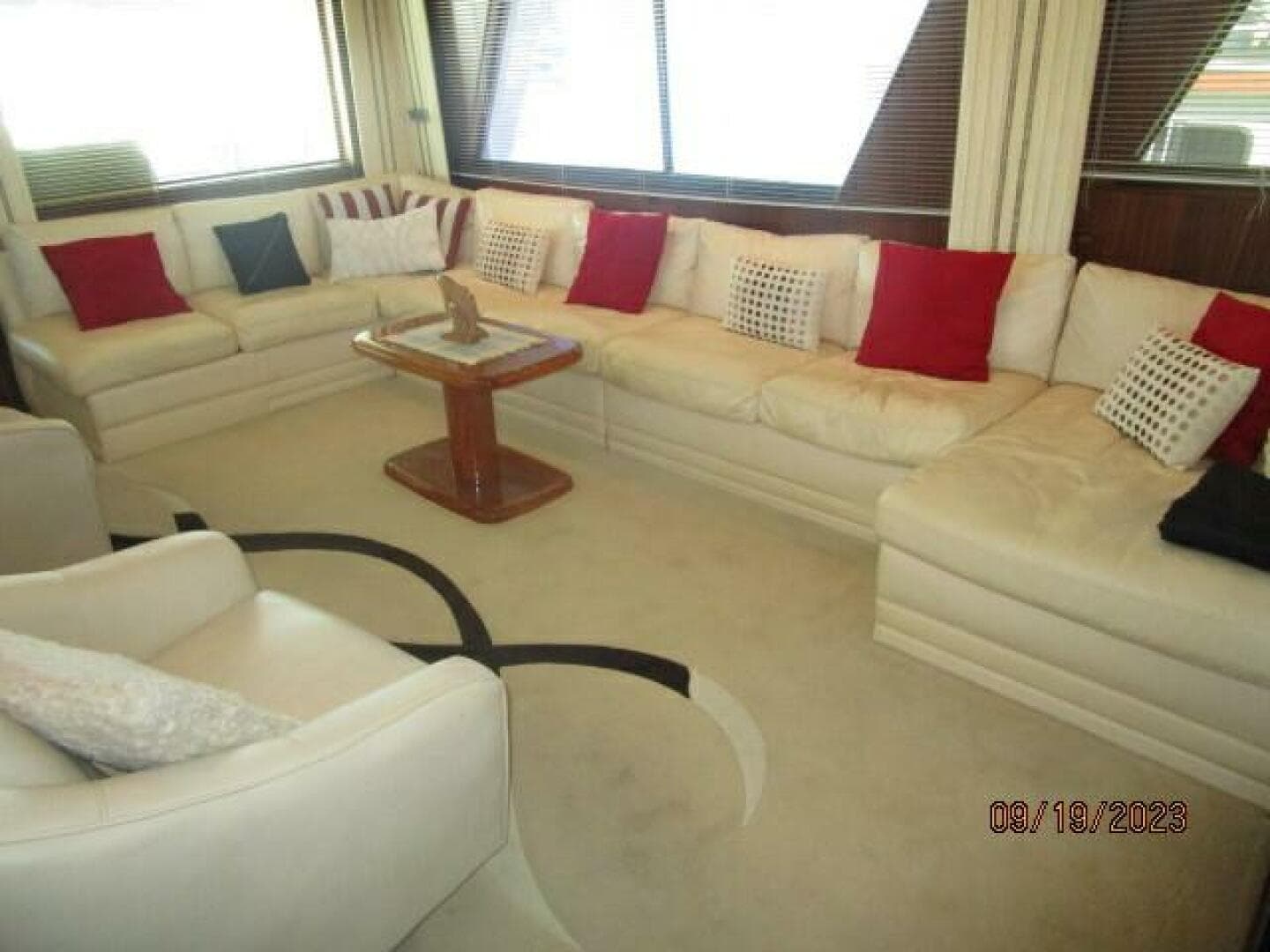 63' Hatteras salon port seating