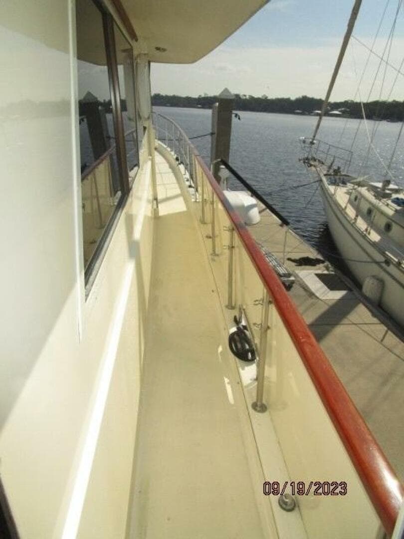 63' Hatteras starboard side deck2
