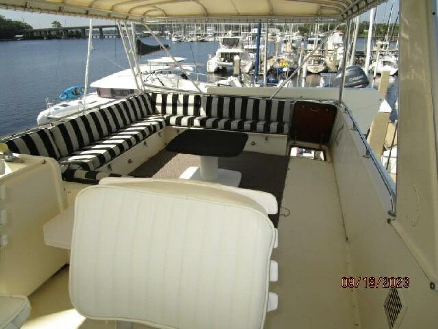 63' Hatteras flybridge aft