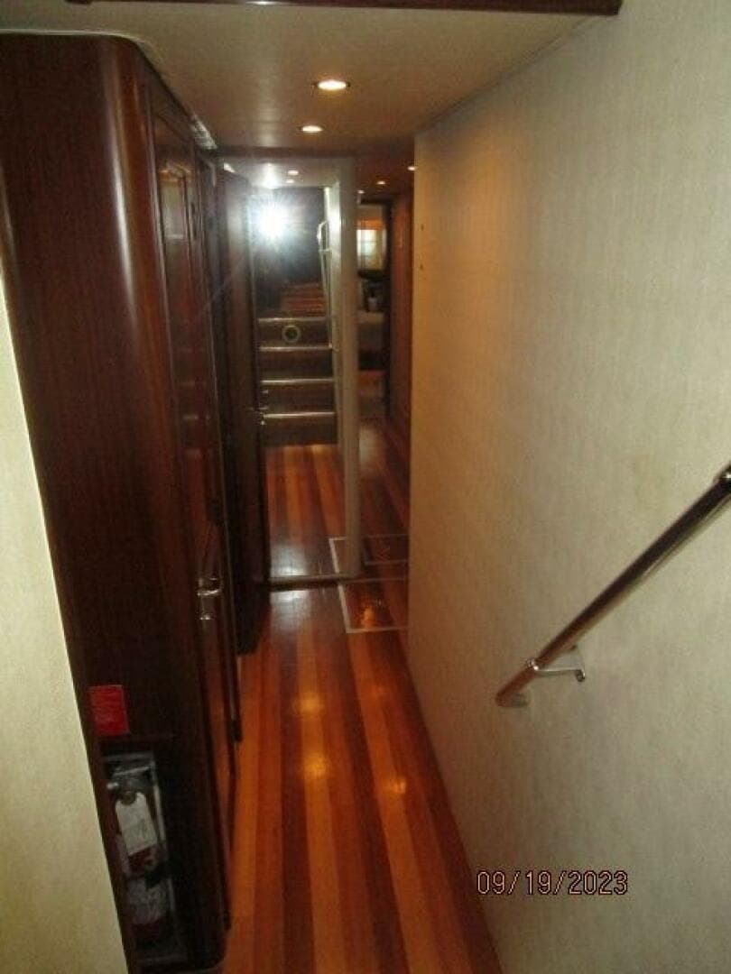 63' Hatteras guest companionway