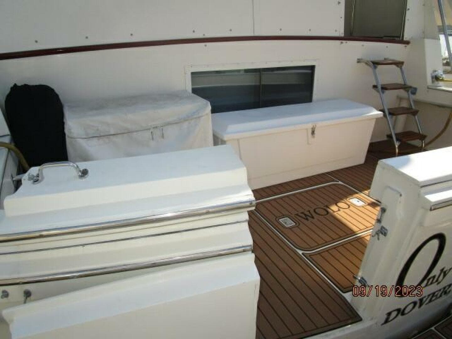 63' Hatteras cockpit forward