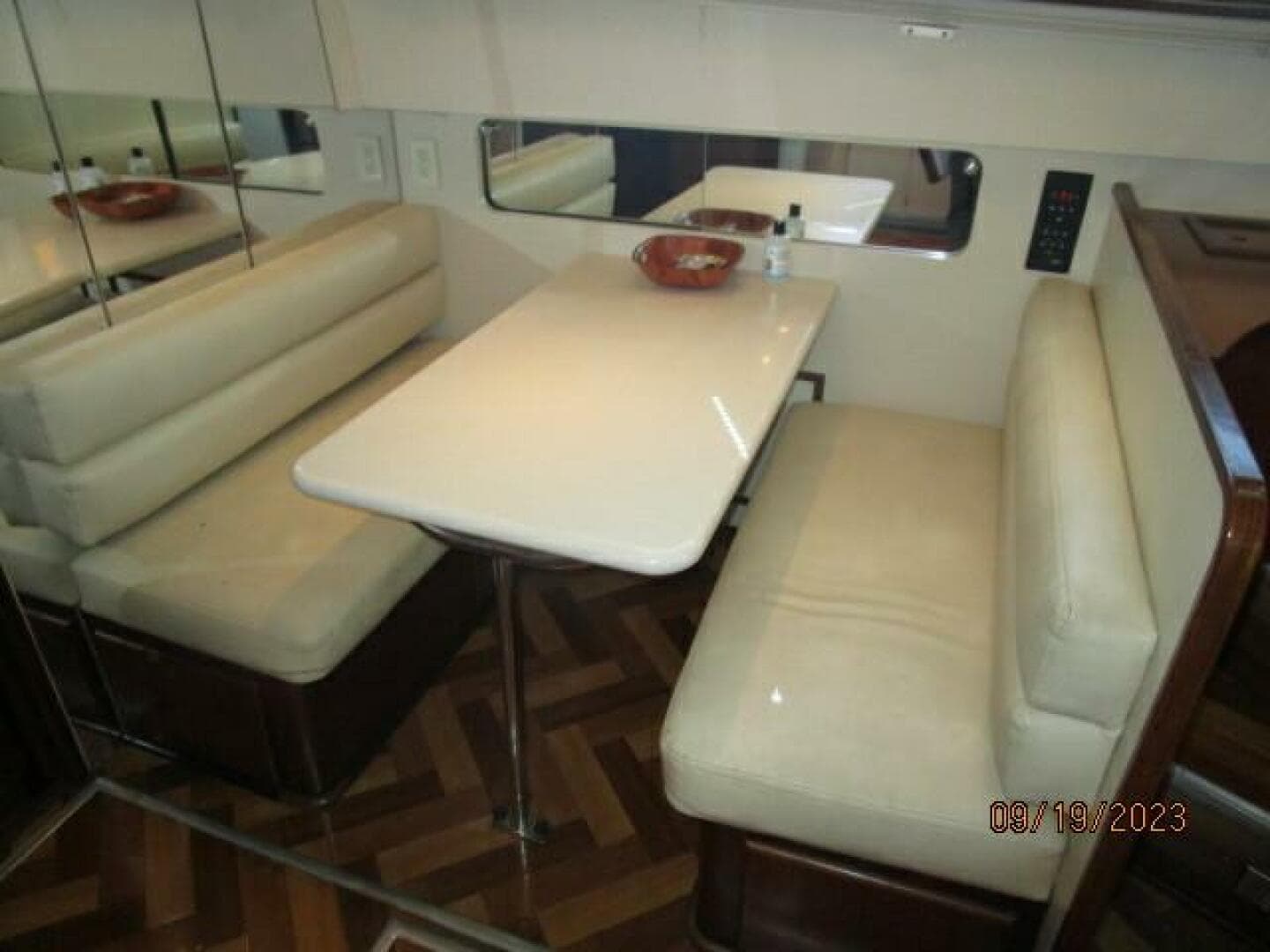 63' Hatteras dinette