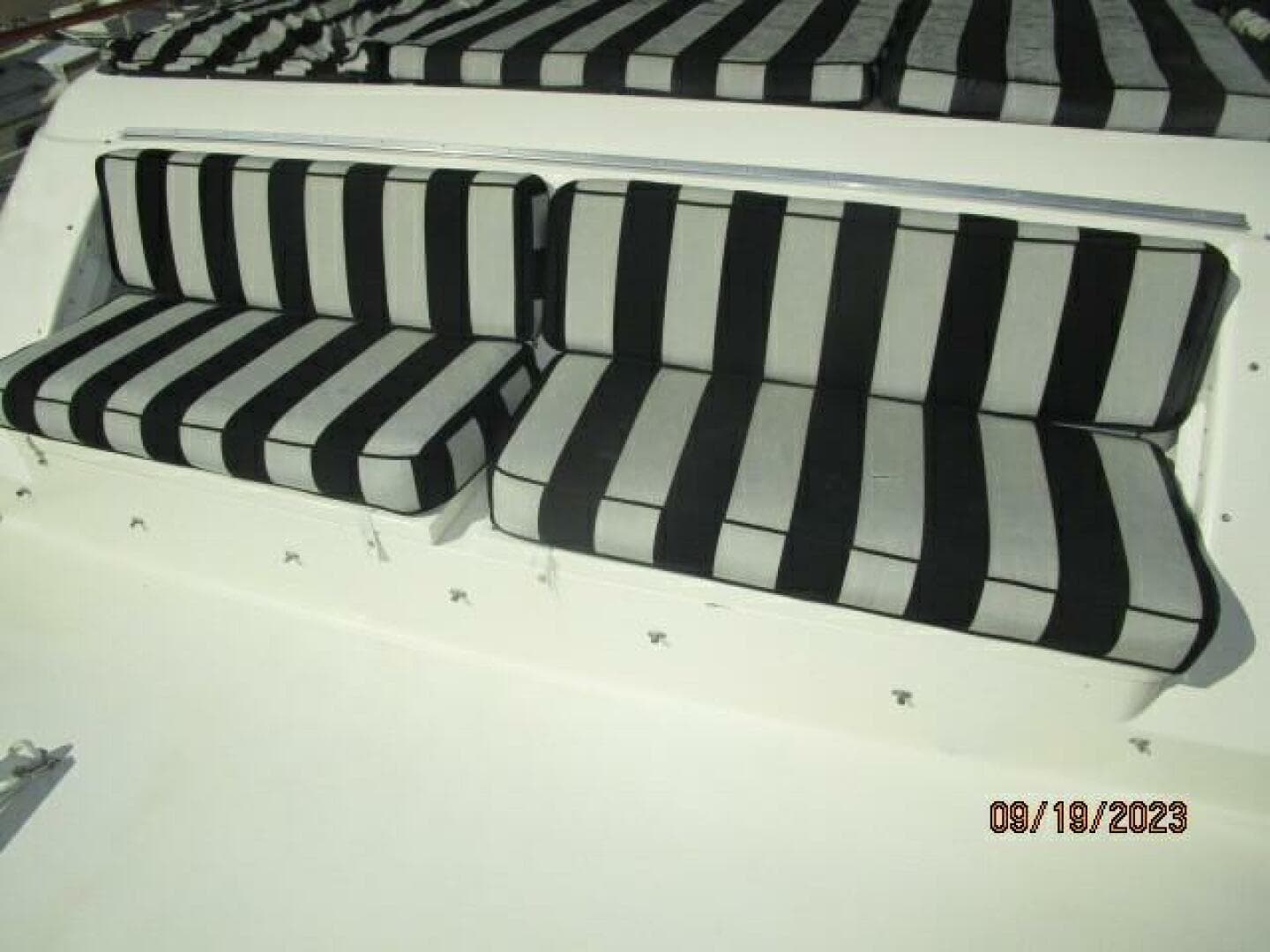 63' Hatteras foredeck benchseat