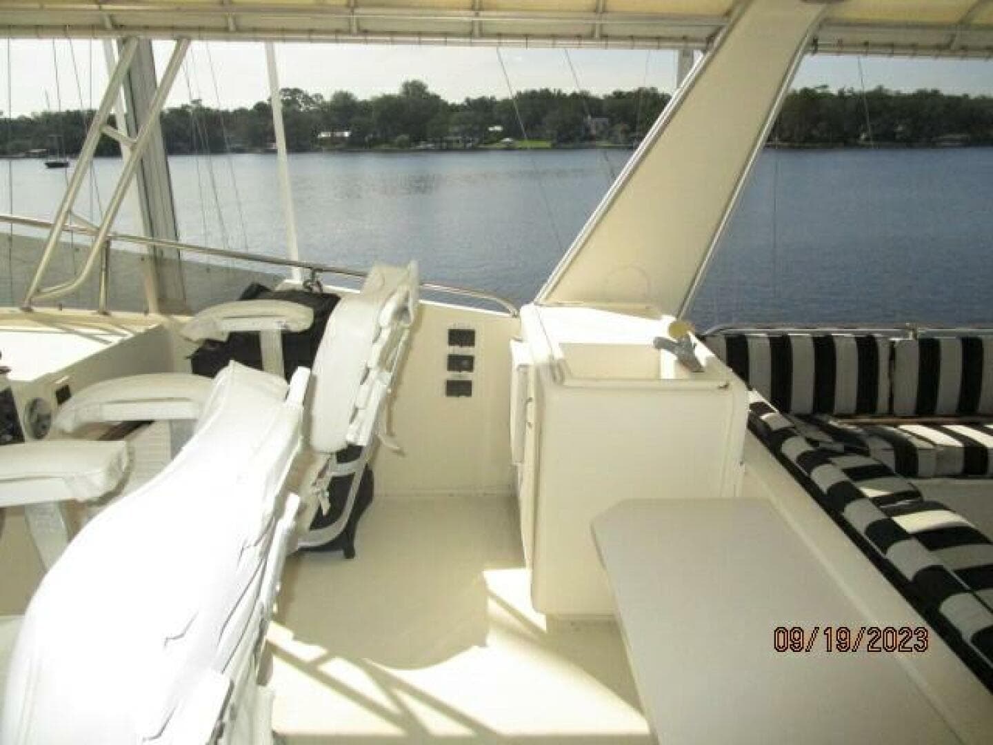 63' Hatteras flybridge starboard