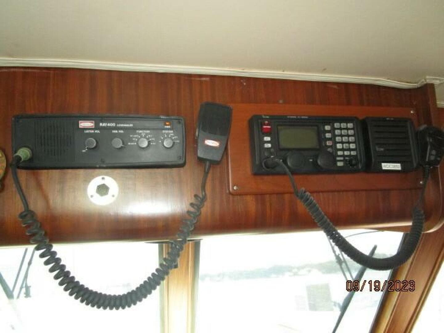 63' Hatteras lower helm electronics1
