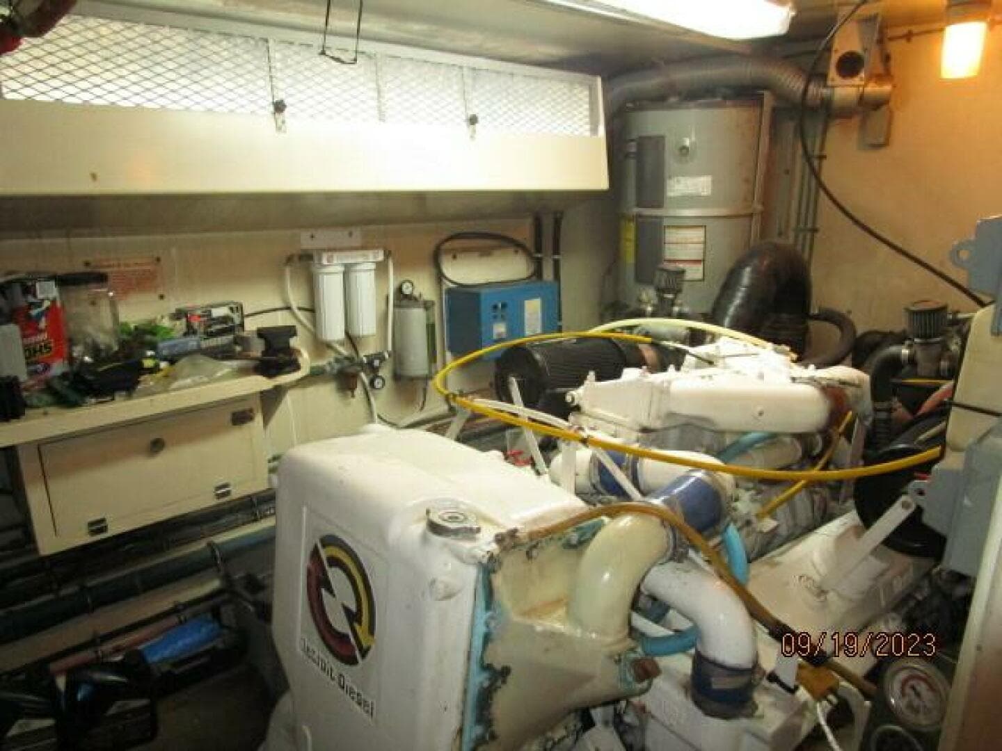 63' Hatteras starbaord engine room