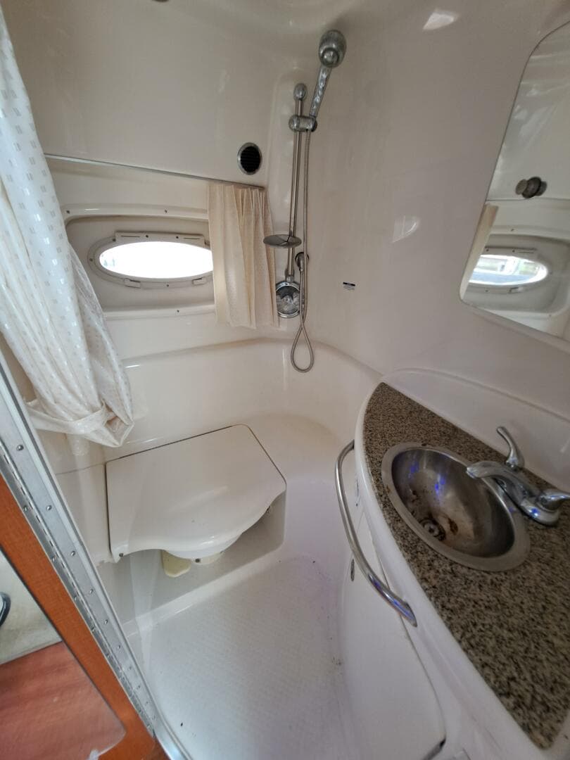 2005 Chaparral 330 Signature Cruiser