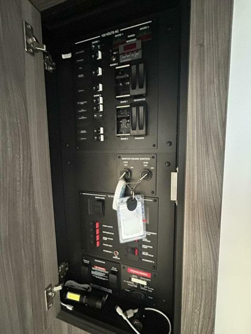 2021 320 Sundancer - Moor To Sea - Electrical