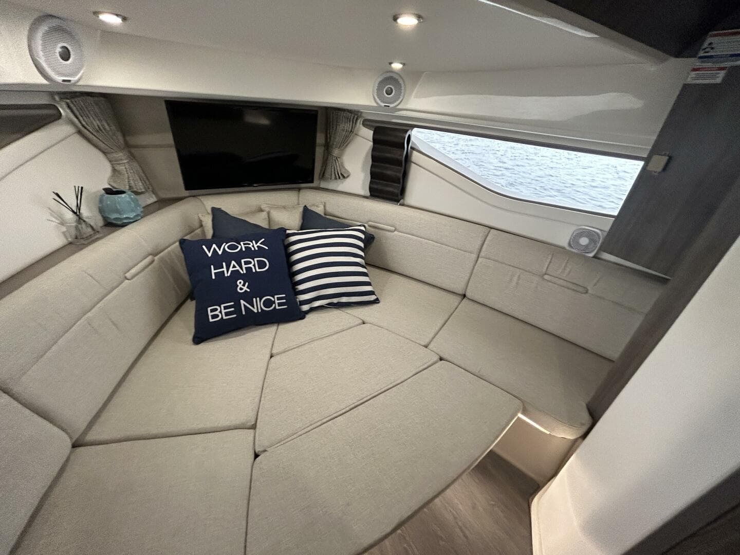 2021 320 Sundancer - Moor To Sea - V-berth