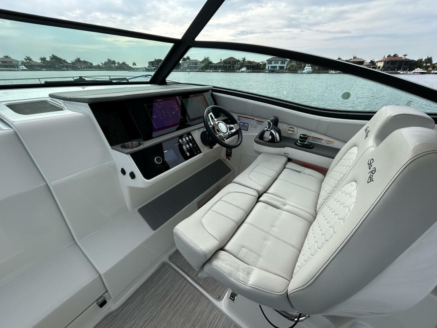 2021 320 Sundancer - Moor To Sea - Helm