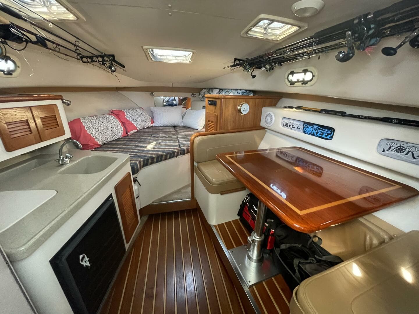 2000 Pursuit 3000 Express