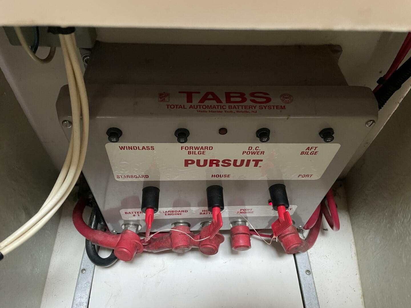 2000 Pursuit 3000 Express