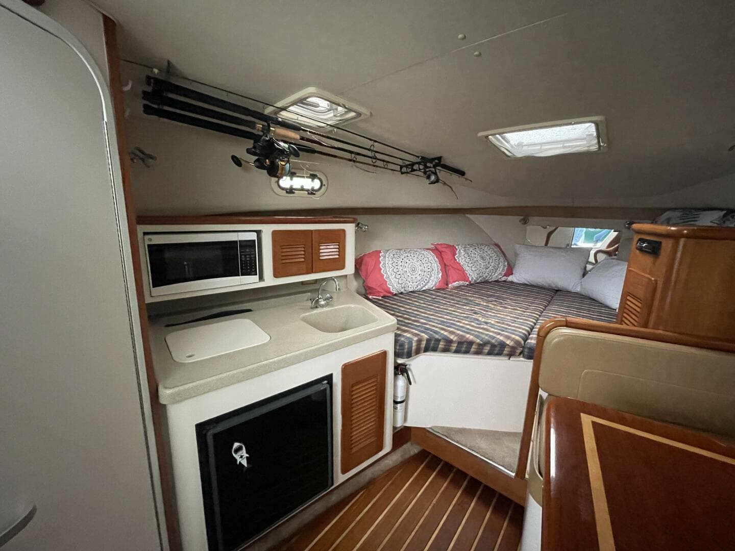 2000 Pursuit 3000 Express