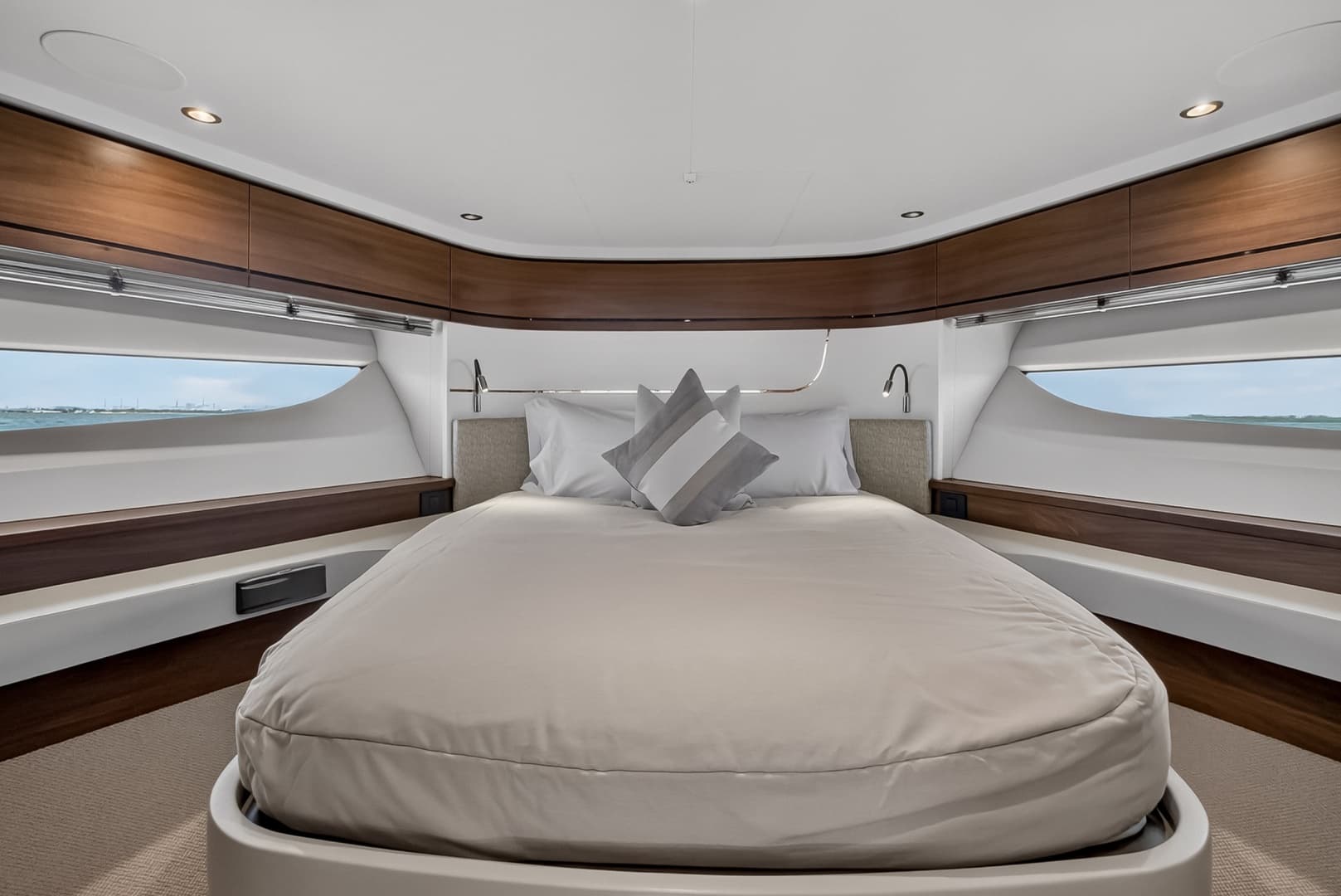 2021 Princess F70
