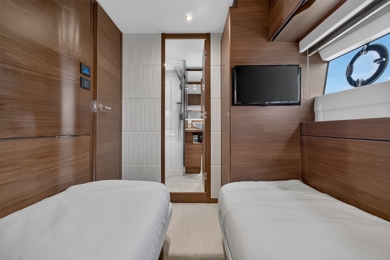 2021 Princess F70