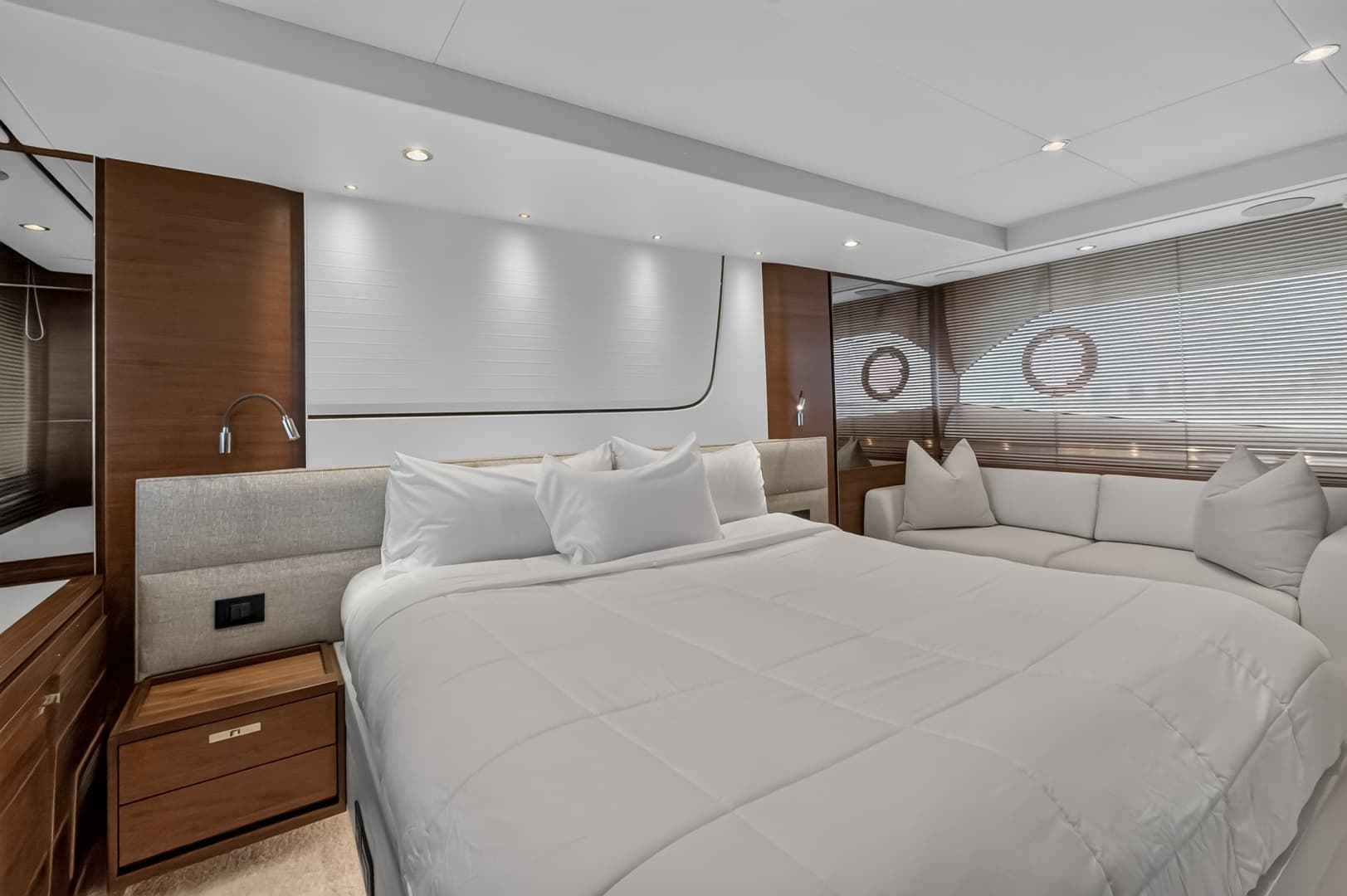 2021 Princess F70