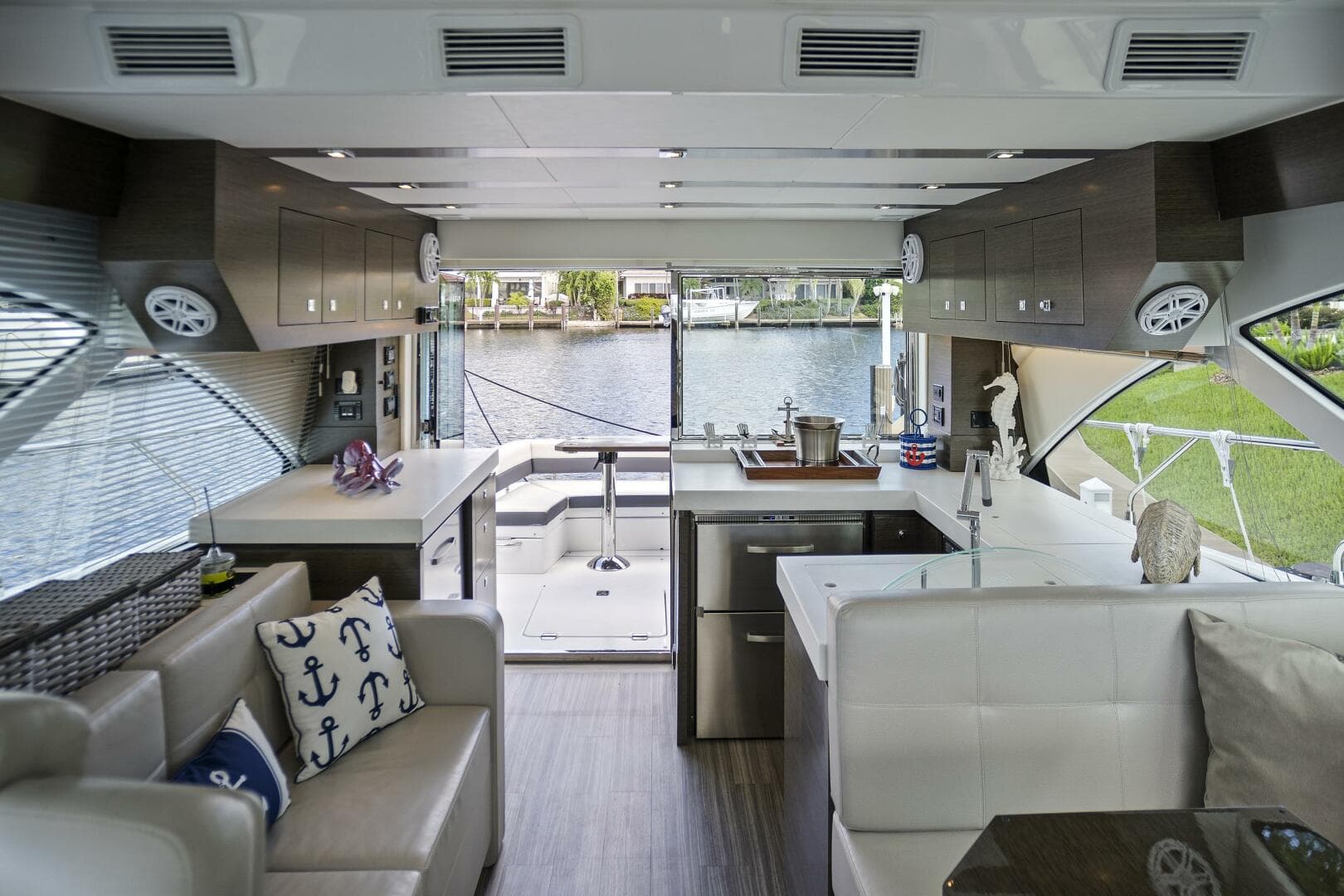 2019 Cruisers Yachts 54 Cantius