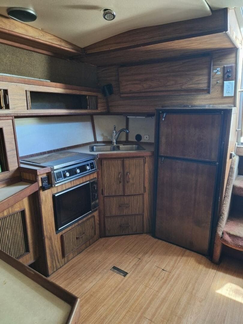 1985 Sea Ray 390 Express Cruiser