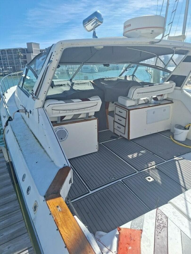 1985 Sea Ray 390 Express Cruiser
