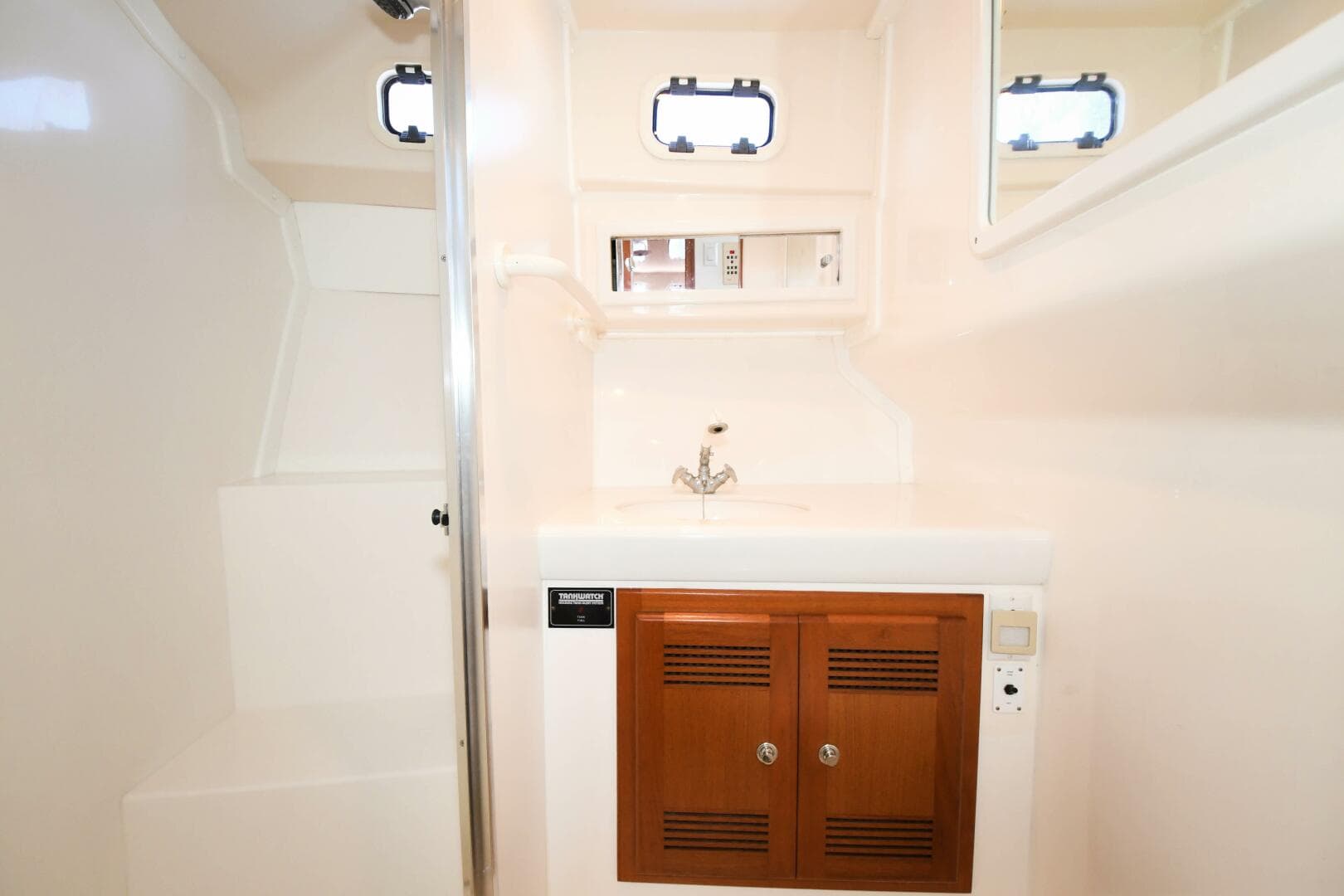 2001 35 Cabo Flybridge - VIKINGOS - Head