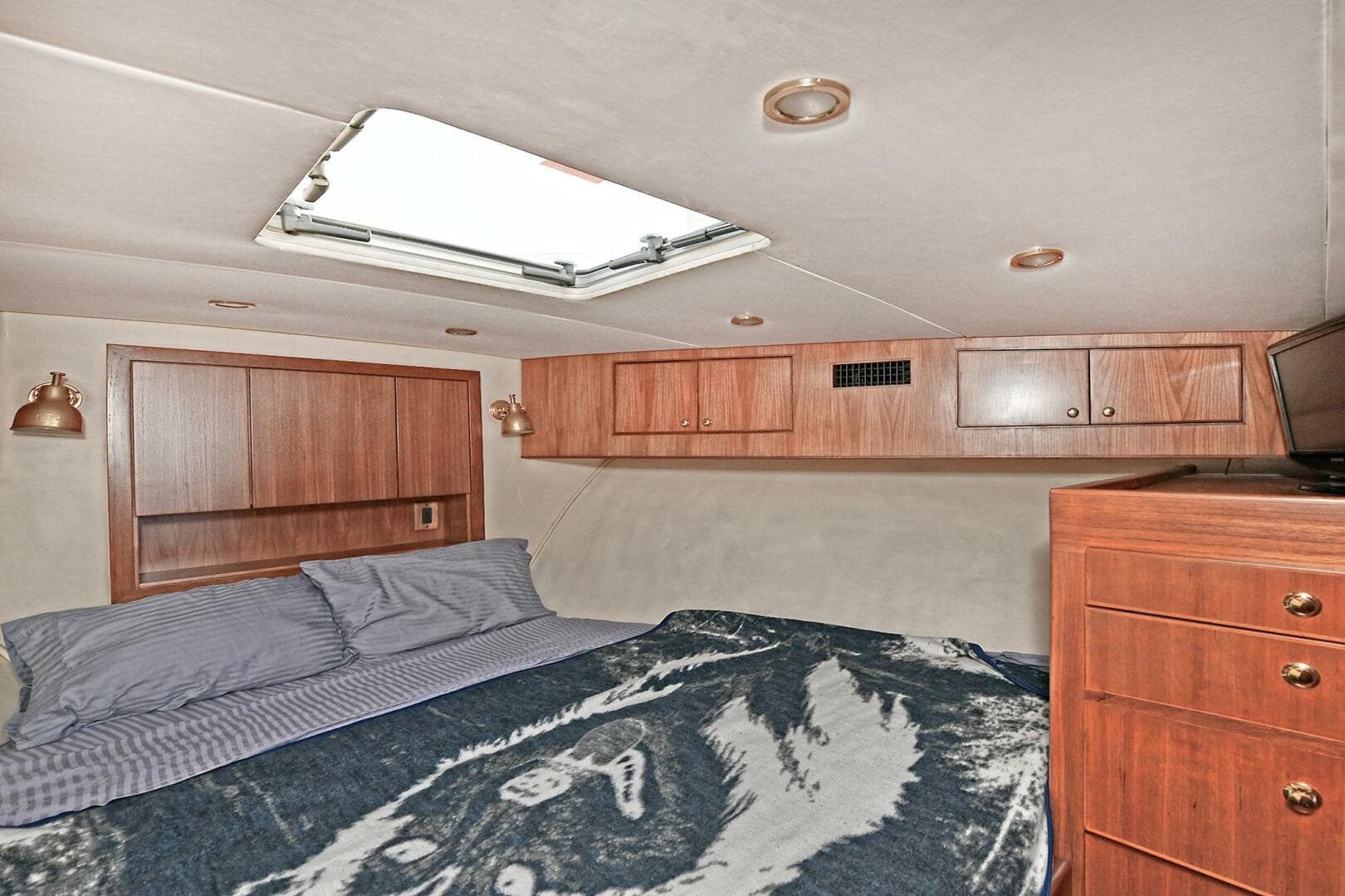 2000 Torres 48 Enclosed Bridge