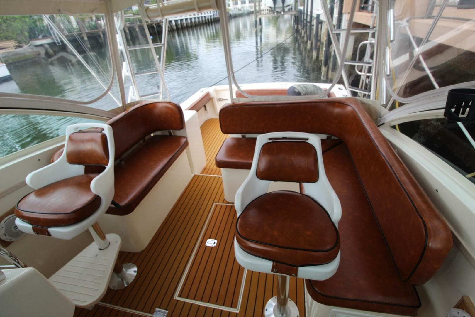 Albemarle 32 Express Helm