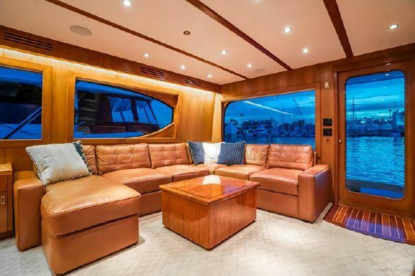 2008 Hatteras 77 Enclosed Bridge "Desperado"-Salon'