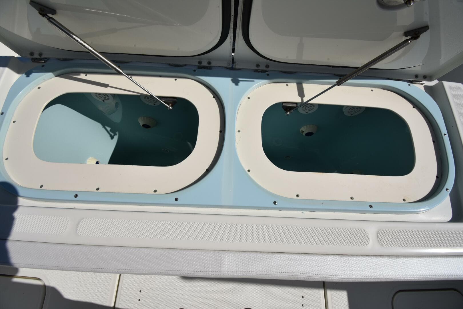 2012 42 Hydra-Sports SF - A Salt Weapon - Cockpit Live Well