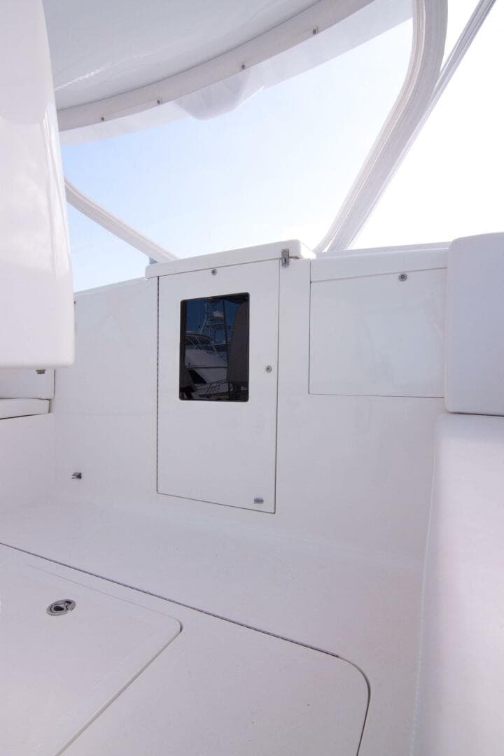 Out Island 38 Express-Helm Area