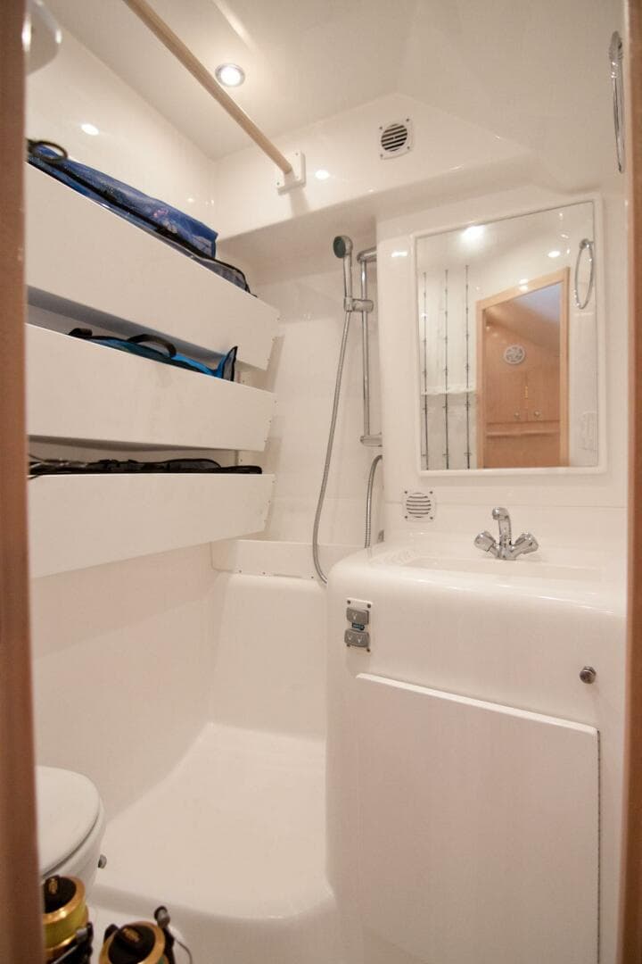 Out Island 38 Express-Cabin Head