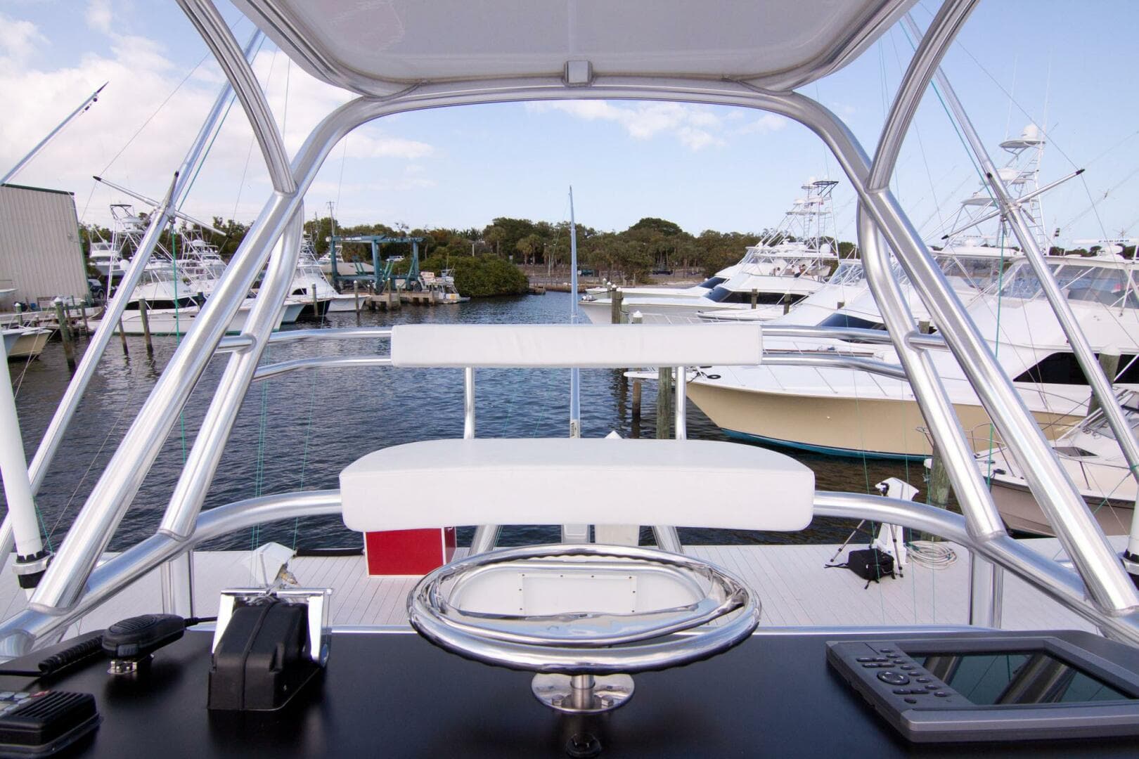 Out Island 38 Express-Helm Area