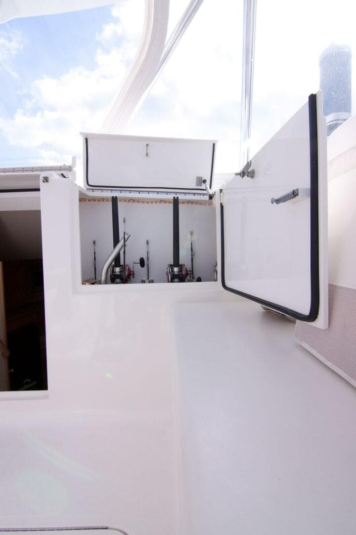 Out Island 38 Express-Helm Area