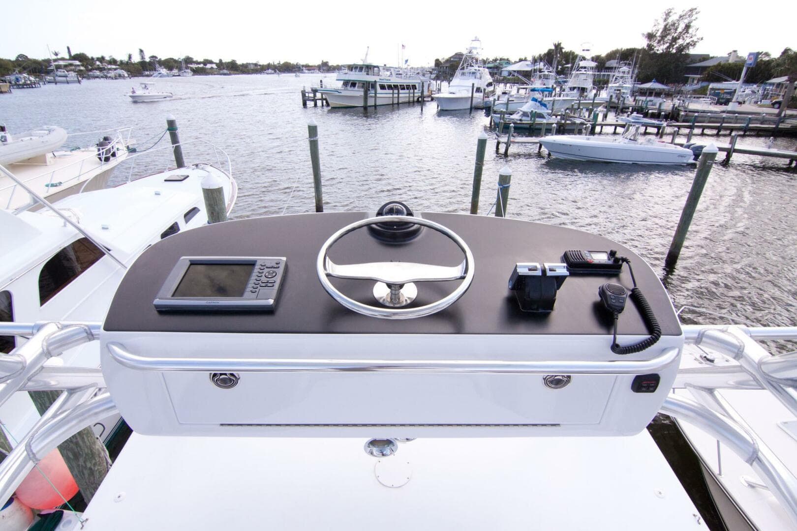 Out Island 38 Express-Helm Area